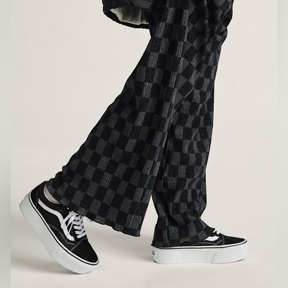 Vans Black & White Platform Old Skool Sneakers
Brand new
Unisex sneaker